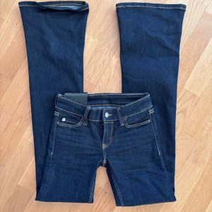 Lowwaist bootcut jeans - Säljer dessa supersnygga HELT NYA jeans från cheap Monday då de tyvärr inte passade😓 jättenajs med låg midja och lagom bootcut!