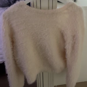 Vit fluffig tröja från H&M - Mysig och fluffig vit tröja med öppen rygg från Hm💓Använd få gånger!