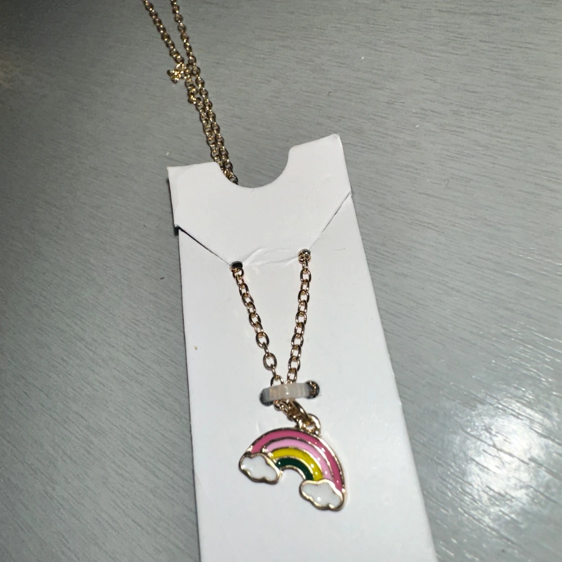 Halsband med regnbågshänge