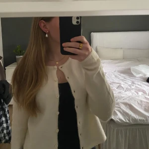 Stickad kofta med knappar - Säljer denna kofta från Gina tricot i storlek s!! Superfin och har knappt använts!