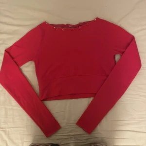 Karisma tröja rosa - Säljer en rosa croppad topp från karisma med långa ärmar, dekorativa stenar och spetts  på baksidan. Perfekt tröja för konståkning eller dans.   Tröjan har storlek M men passar även mig som vanligtvis har XS-S🩷🩷