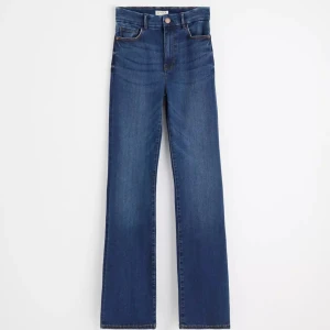 Blå bootcut jeans - Snygga blå bootcut jeans som är högmidjade, jätte sköna med mycket stretch, nästa aldrig använd, ordinarie pris 699, skriv gärna om du vill ha fler bilder❤️