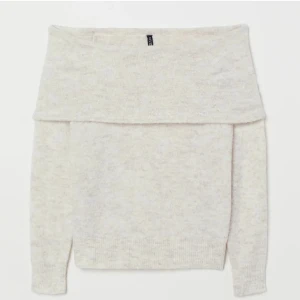 Beige off shoulder stickad  - Jättefin ljusbeige stickad off shoulder tröja från HM. Bra skick!
