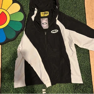 Svart och vit vindjacka från Corteiz - Helt ny och oanvänd 