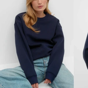 Mörkblå sweatshirt - Säljer en stilren mörkblå sweatshirt med rund hals och långa ärmar. Perfekt för en avslappnad look. Tröjan har en normal passform och är tillverkad i ett mjukt material för extra komfort. Endast använd ett par fåtal gånger, mycket bra skick. Från ZARA, från barnavdelningen (storlek 170, men motsvarar S)