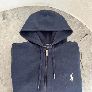 Ralph lauren zip up - Hej, säljer nu min Ralph lauren Hoodie i väldigt bra skick, det är storlek s men kan passa som m också, skriv för mer info och bilder