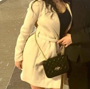 Kappa - Otroligt fin kappa men tyvärr passar inte färgen mig! 💖skulle säga att den är lite off white