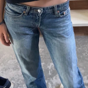 Blåa jeans från Weekday - Blåa jeans från Weekday i modellen Arrow(färgen på första bilden är tydligast). De är lågmidjade och sitter snyggt. Säljer då de är för korta för mig som är ca 180cm. De är i bra skick och pris kan diskuteras💗💗