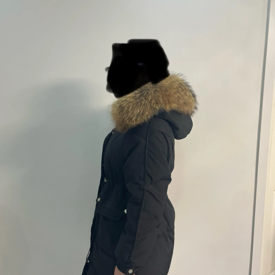 Svart parkajacka med pälsdetaljer - 3