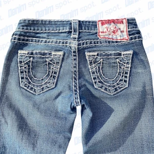 True religion lågmidjade jeans - Snygga True religion lowwaist jeans i bootcut passform. storlek w26 • Mått: Längd: 100cm Innerbenslängd: 82,5cm midjebredd: 37cm lårbredd: 23cm Benöppning: 20cm • Obs liten heelbite och distressing på framsidan. Vid frågor, meddela här! 💙