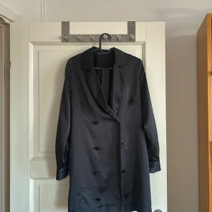 Klänning  - Super-snygg kavaj-inspirerad mini-klänning 🖤 Den är i storlek 36 och går att knäppa på flera olika sätt. Finns knappt tecken på användning så den är i gott som nyskick. Märket är Stockh LM. Bälte tillkommer så man kan antingen knyta i midjan eller inte. Hör gärna av er om du har någon fråga eller fundering! 