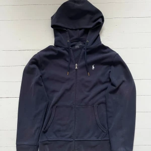 Ralph lauren hoodie  - Säljer nu denna Ralph lauren hoodie i storlek S. Tröjan är i mycket bra skick. Skriv vid frågor! 