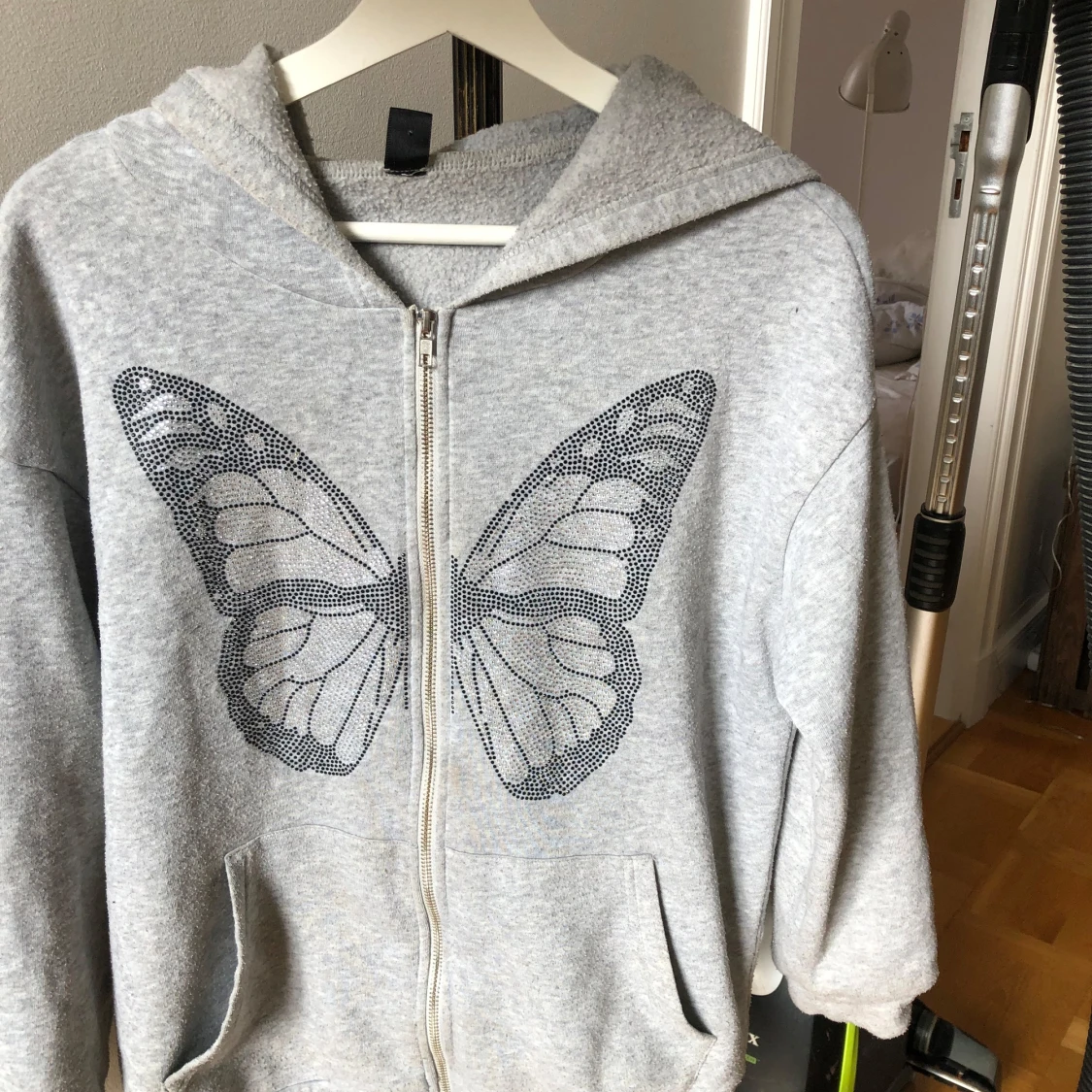 Grå hoodie med fjärilsmotiv - 1