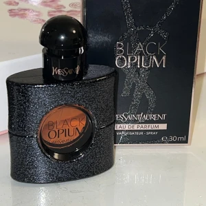 Black Opium Eau de Parfum från Yves Saint Laurent - Black opium 30ml i sparsamt skick. Se bild för mängd. Fick i julklapp för något år sen men kommer aldrig till användning. Köpt på lyko, har förvarats i sin kartong mörkt och svalt