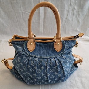 Monogram denim bag - Väska Monogram jeanstyg  - Väska i jeanstyg med Monogram.  Läderdetaljer i topp kvalitet. 