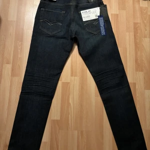 Replay Hyperflex jeans - Snygga mörkblå jeans från Replay Hyperflex med en klassisk femficksdesign. De har en slim passform och är tillverkade i ett stretchigt material för extra komfort. Perfekta för en stilren look. Aldrig använda alla lappar sitter kvar.
