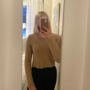 Beige stickad tröja - mysig beige stickad tröja med långa ärmar 🫶🏼