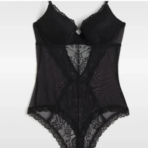 Svart body - Body med Justerbara axelband för bästa passform. 75B/ S oanvänd men utan prislapp