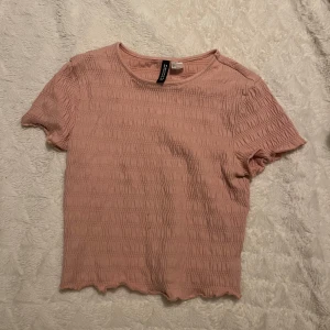 Rosa topp - Säljer en söt rosa räfflad topp i storlek S! (Ljuset gjorde färgen konstig men den är ljusrosa i verkligheten). Hör av dig vid intresse! 🌸
