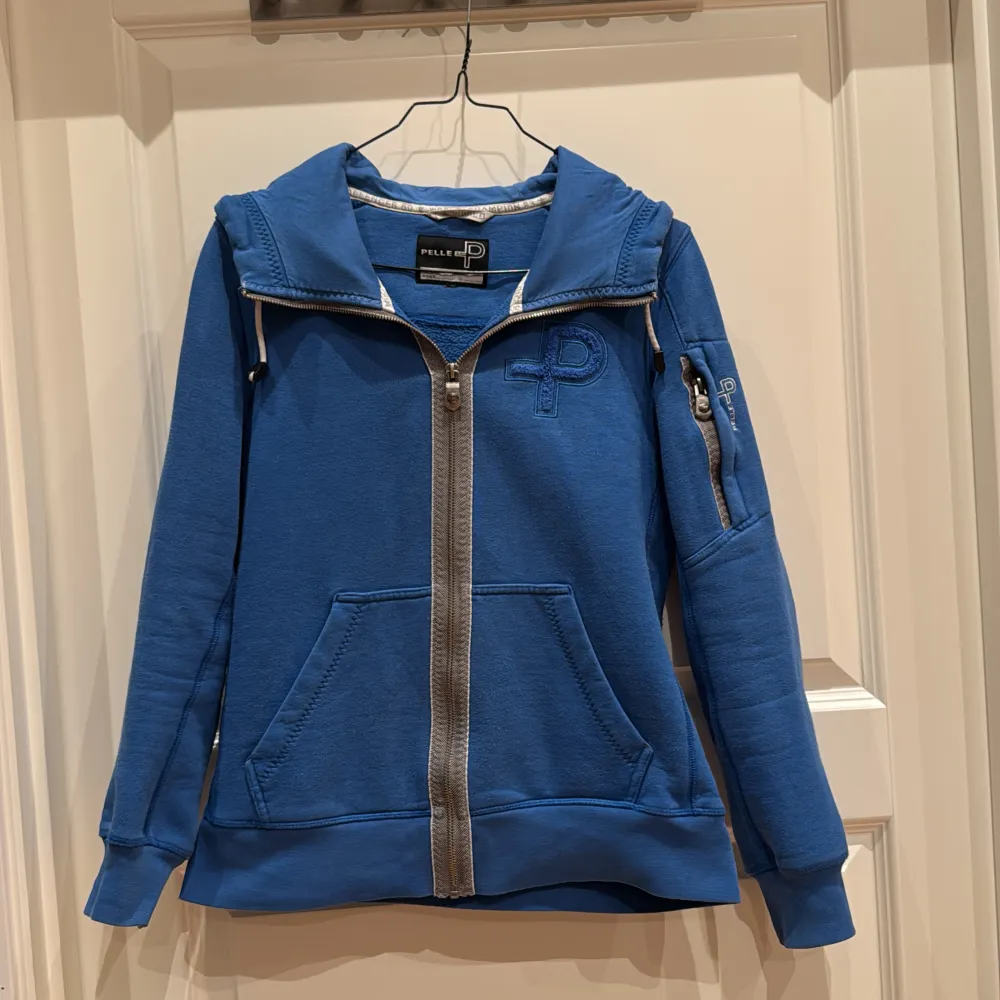 En riktigt snygg hoodie från Pelle p i storleken xs . Hupparit & Collegepaidat.