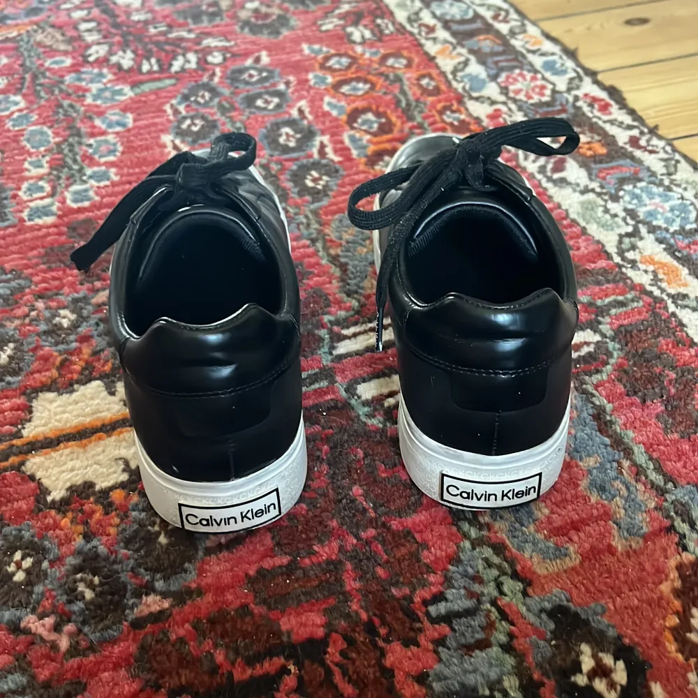 Använda i max månad. Lite stora i storlek. Nypris är 1400kr. Kengät.