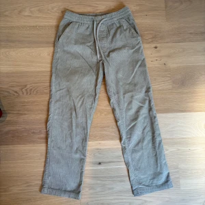 Beiga manchesterbyxor från Yoke XS - Säljer mina yoke manechsterbyxor i färgen ljus olivgrön. De är köpta på junkyard för 1200kr säljer endast för 249kr! 