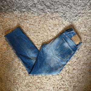 Blå Replay jeans, midwaist, straight/slim fit - Säljer ett par blå Replay Anbass jeans med snygga diskreta slitningar och en riktigt fet wash. Mycket bra skick, inga anmärkningar. storlek 30/32 mått kan såklart skickas vid osäkerhet. Postas antigen samma dag som köp eller dagen därpå🙌💯