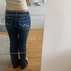 Nelly jeans - Trendiga blå bootcut jeans från Nelly med låg midja och snygga fickor. Dessa är i nyskick utan defekter och köptes för 699 🩷skriv vid fler frågor!!