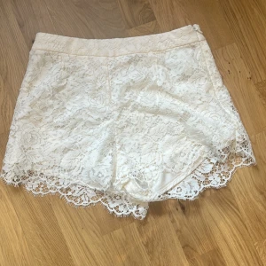 Vita spets shorts från hm  - Säljer dessa vita spets shorts från hm då dom är lite stora för mig. Strl 38💕