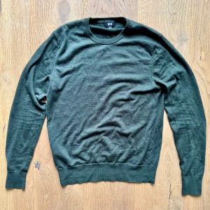 Mörkgrön uniqlo tröja - Säljer en mörkgrön uniqlo tröja i storlek xs eftersom den blivit för liten, jag han inte använda den mycket så den är i bra skick, om du vill ha fler bilder eller frågor skriv!