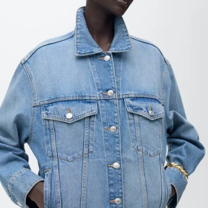  ljusblå jeansjacka - Säljer en  ljusblå jeansjacka med klassisk krage och silverfärgade knappar. Storlek är M men skulle säga att den passar xs-s.