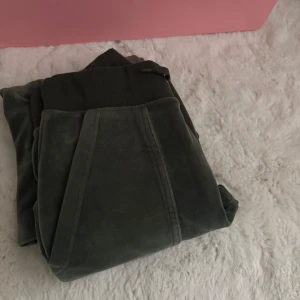 Juicy couture byxor  - Säljer dessa grön Juicy couture byxor, byxorna är använda och saknar metall biten på båda snörerna annars är byxorna i fint skick. 🤗🤗