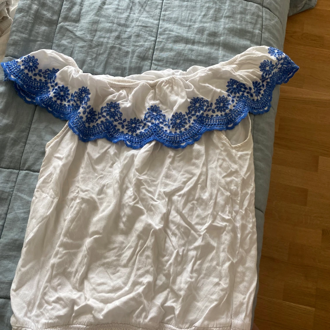 Vit offshoulder topp med blå brodyr💙 - 1