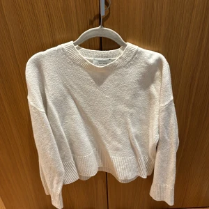 Vit stickad tröja från & Other Stories - Supermjuk vit stickad tröja från &OtherStories.