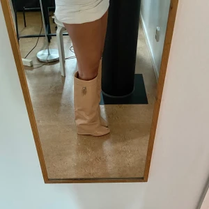 Boots - Jätte fina boots som gör hela outfiten! Storlek 38🌸Köpta secondhand.
