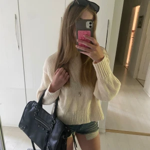 Tröja från Design by Amor - Superfin vit/beige tröja från design by Amor🥰Aldrig använt!! Är xs men passar o till s eller m!