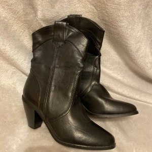 Boots strl. 37 - Välanvänt skick, köptes här på Plick men är för små så säljer dem nu