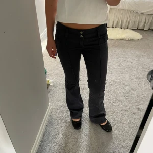 Lågmidjade bootcut jeans - Mörkblå lågmidjade bootcut jeans, storlek S💖