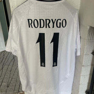 Real Madrid Rodrygo 11 - Storlek M helt ny, med Ucl badge och alla sponsorer