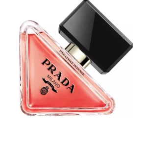 Prada Paradoxe Intense parfym -  Säljer denhär parfymen från Prada då jag  köpte fel färg och jag kan inte returnera då jag köpte den utomlands. Parfymen är helt ny och packad, den har aldrig används och  allt finns kvar i den. Nypris var över 2000kr. Den är 90 ml.  Hör av er om ni vill ha egna bilder, pris går att diskutera. Köpte den för ca 1 vecka sen