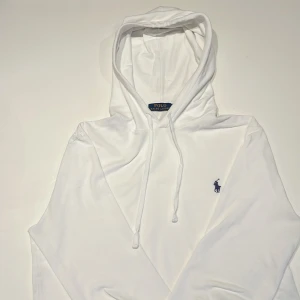 Vit tröja från Polo Ralph Lauren - Säljer nu tröja från polo Ralph lauren tröja då den blivit för liten, knappt använd 10/10 skick då inga defekter perfekt nu i sommaren samt hösten. Hör av dig om frågor eller priserbjudanden, pris ej hugget i sten.