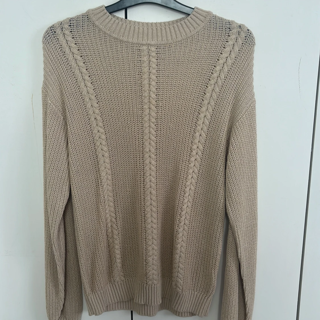 Beige stickad tröja från Lindex