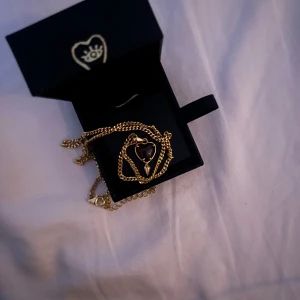 Guldigt halsband med hjärthänge - Säljer ett snyggt guldigt halsband! Liknar Maria Nilsdotter!