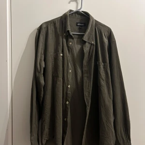 Olivgrön manchester overshirt XXL - Olivgrön overshirt från Evolution i manchester köpt på Humana i Göteborg. Akulle säga att det är en L- XL beroende på hur man vill ha passformen. I gott skick enbart använt 2 ggr.