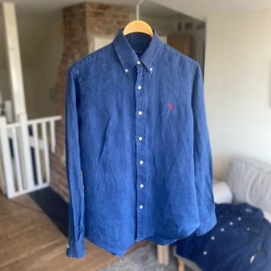 Ralph lauren linneskjorta  - Säljer denna rikigt feta Ralph lauren linneskjortan!⭐️Storlek M!🙌Skick : 9,5/10!🤝Hör gärna av er om ni har funderingar!👍