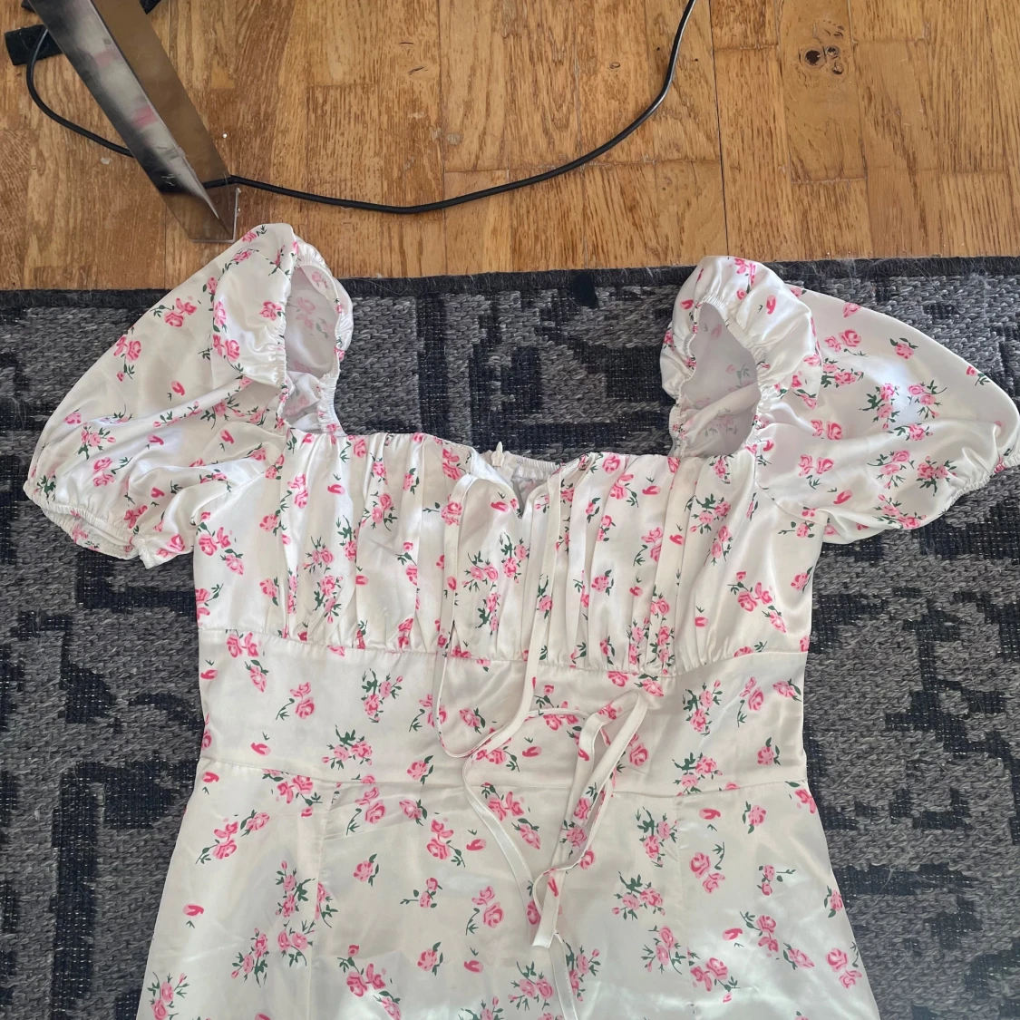 Vit blommig långklänning med puffärm - 2