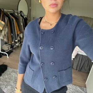Blå trekvarsärmad kofta  - Blå trekvarsärmad kofta med knappar perfekt till sommaren, helt oanvänd!! Tveka in på att höra av dig om du har frågor 💛💛