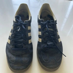 Adidas Spezial - Säljer mina Adidas Spezial i blå och vit färg. Skorna har inget trasigt och fungerar utmärkt. Går säkert att få dem ännu fräschare och stiligare genom lite rengöring. Inköpta hösten förra året och är väl använda. Storlek 43,3. Pris kan diskuteras
