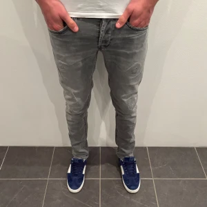Dondup Jeans George  - Dondup Jeans George! Trendigaste jeansen på marknaden.  Skick= 7/10 Ny pris= 4000 kr Säljs för= 699 kr (modellen är destroyed från fabrik vilket är väldigt populärt) Jeansen är i toppenskick men har dessvärre en lagning mellan benen, lagningen syns inte när Jeansen är på! 