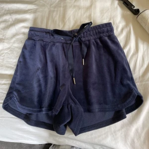 Mjukis shorts - Ett par mjukis shorts från gina tricot i storlek xxs